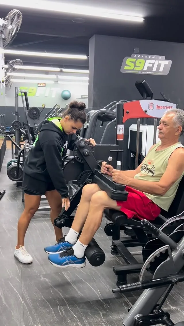 Capa educativa listando beneficios da musculacao com orientacao e regularidade, como fortalecimento, disposicao e saude ossea.