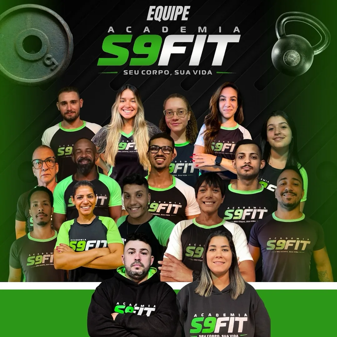 Equipe completa da S9 Fit reunida em foto institucional da academia.
